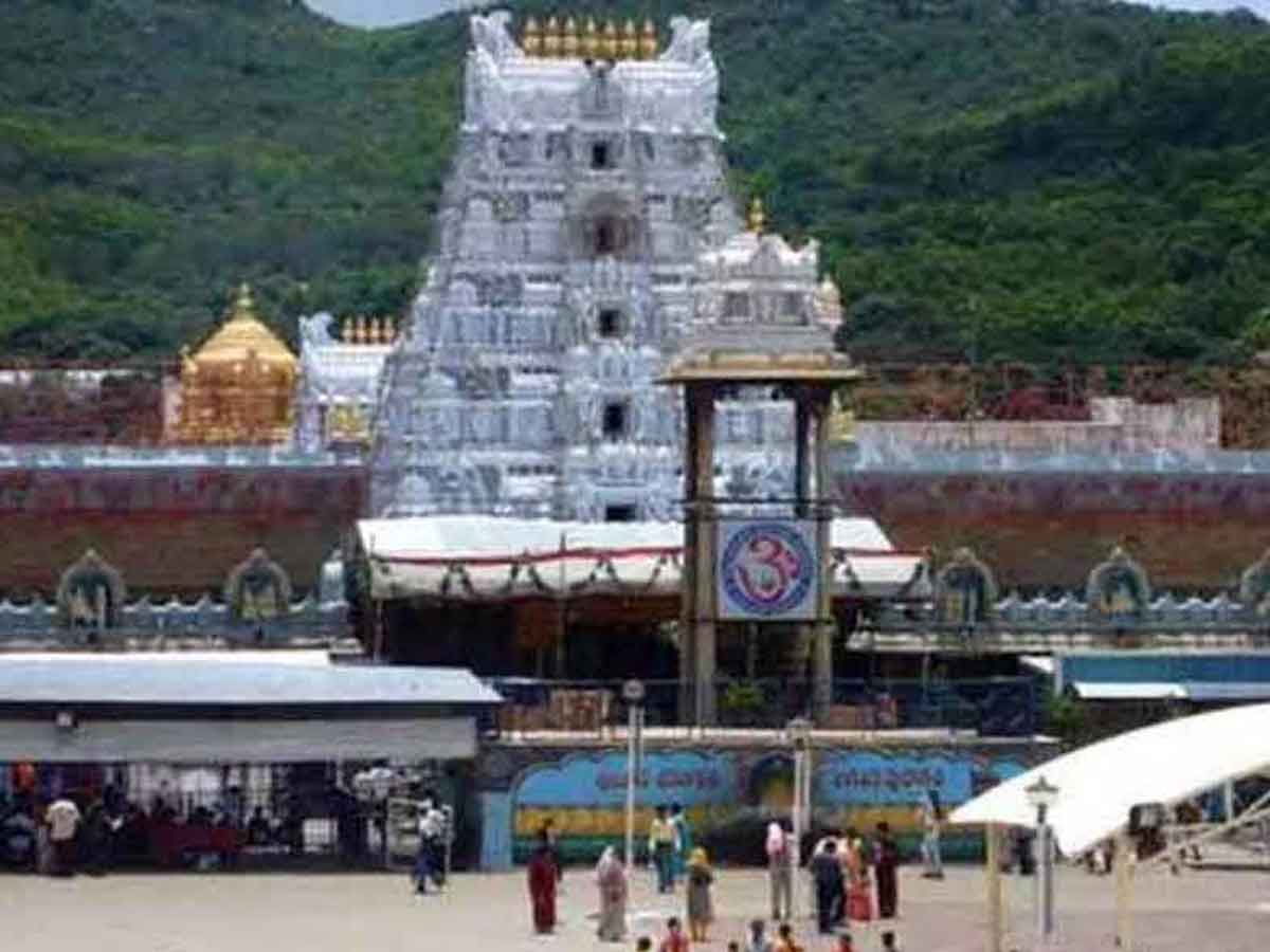 తిరుమలలో భక్తులకు దర్శనం నిలిపివేత..