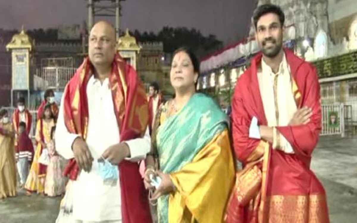 శ్రీవారిని దర్శించుకున్న హీరో బెల్లంకొండ కుటుంబ సభ్యులు..