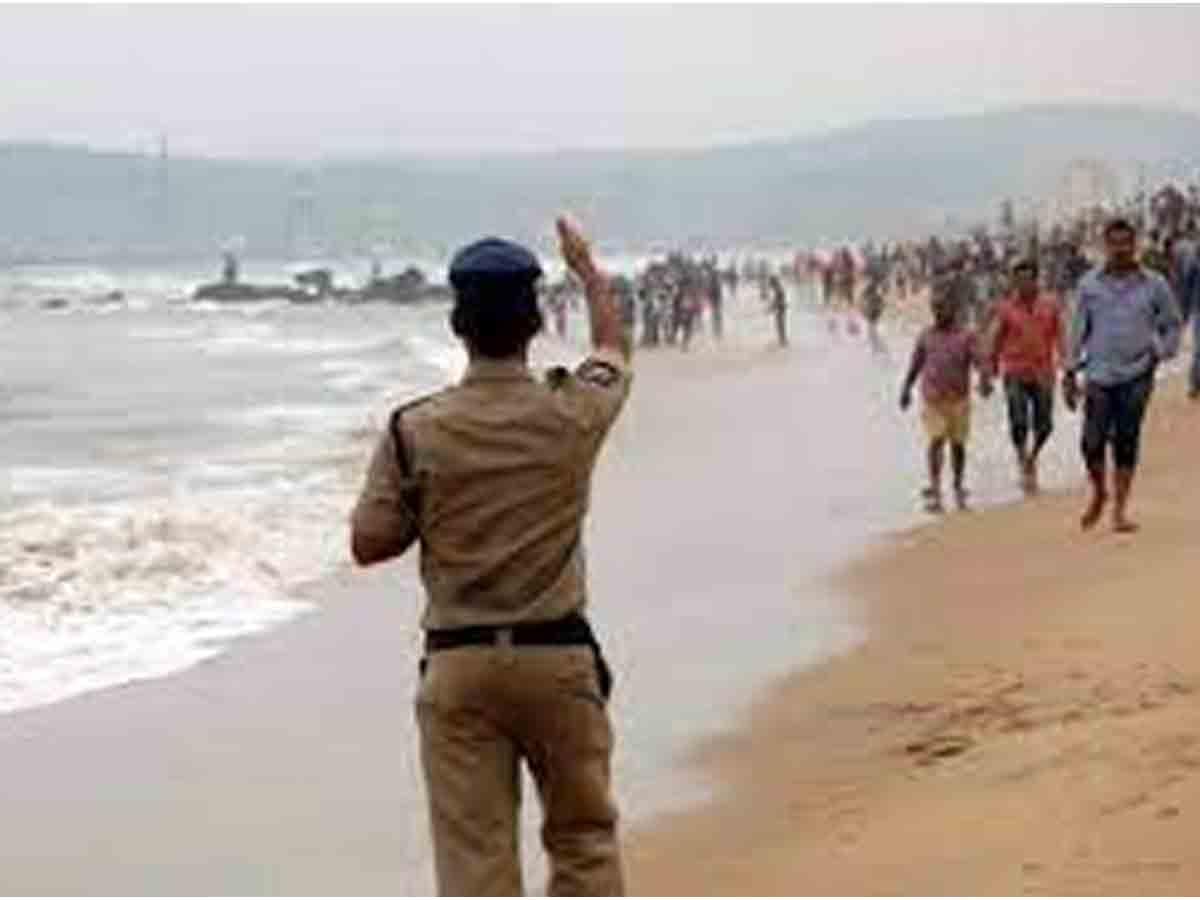 విశాఖ ఆర్కే బీచ్‌లో విషాదం.. నలుగురు గల్లంతు