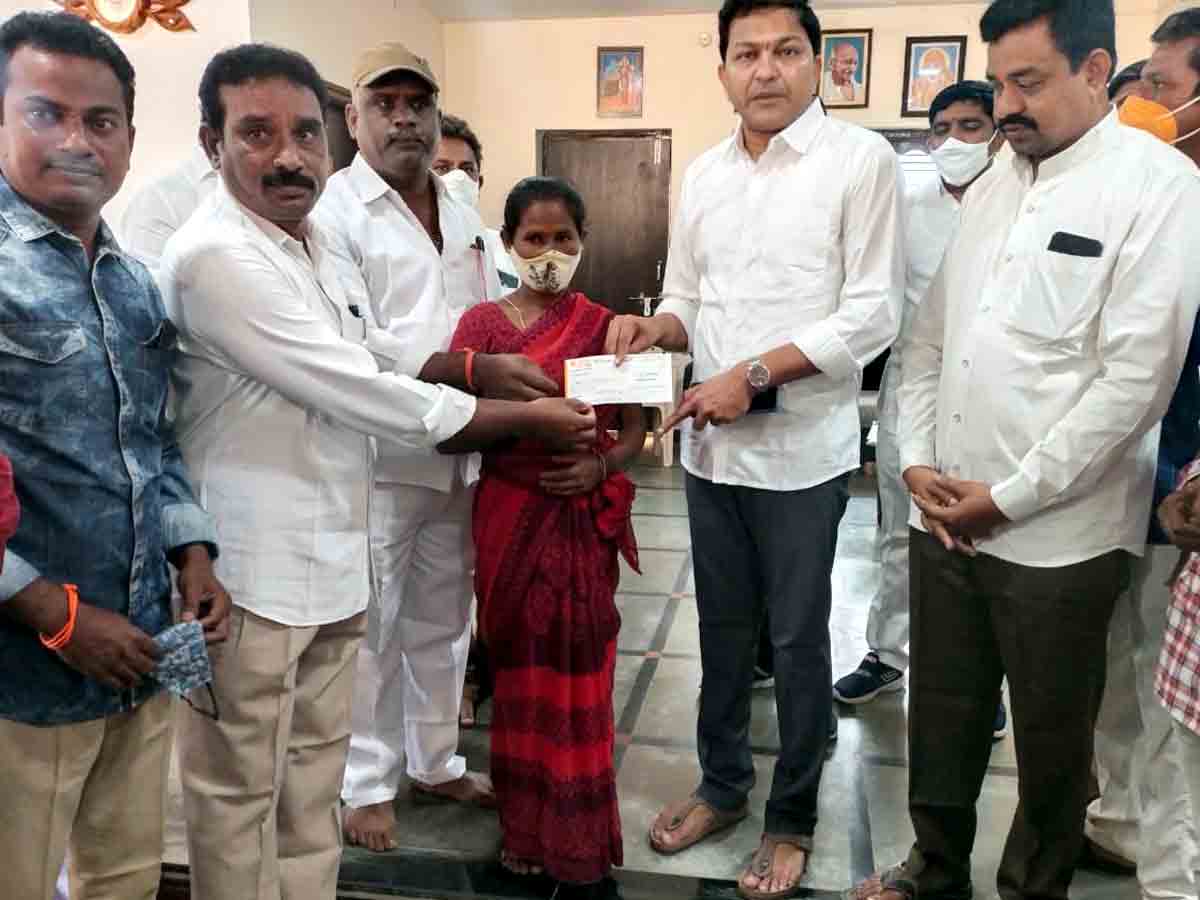 Huzurnagar : కార్యకర్త కుటుంబానికి చెక్కు అందజేత..