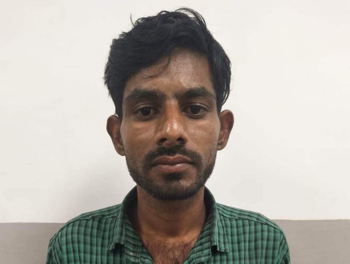 Knife attack on woman | ప్రియురాలి పై క‌త్తితో ప్రియుడి దాడి..త‌లుపులు మూసుకున్న జ‌నం..