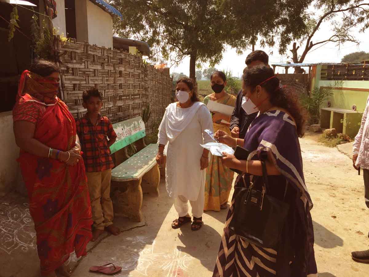 ఇంటింటికీ తిరిగి.. జ్వరముందా.. అని అడిగి..