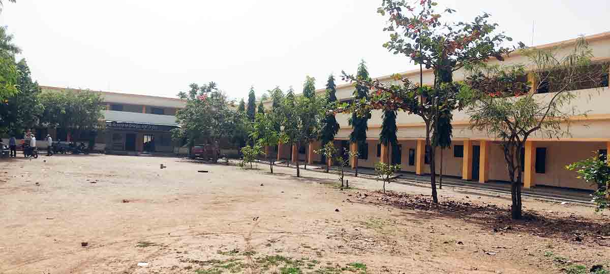 సర్కార్‌ బడిలో చదివి..ఉన్నత స్థానాలు అందుకుని..