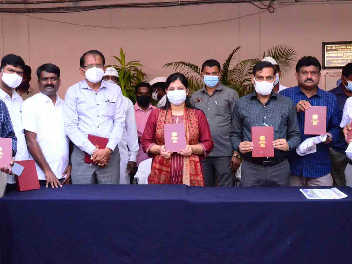 Collector : ఫిర్యాదులపై సమగ్ర చర్యలు చేపట్టాలి.. కలెక్టర్‌ పమేలాసత్పతి