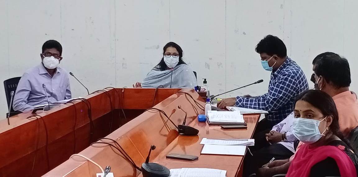 Collector office : కల్లాల నిర్మాణాలు నెలాఖరు వరకు పూర్తి చేయాలి.. కలెక్టర్‌ నిఖిల