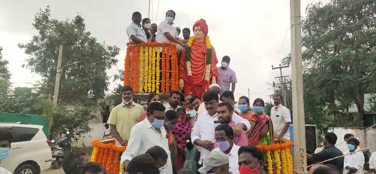 ఆదర్శప్రాయుడు స్వామి వివేకానంద