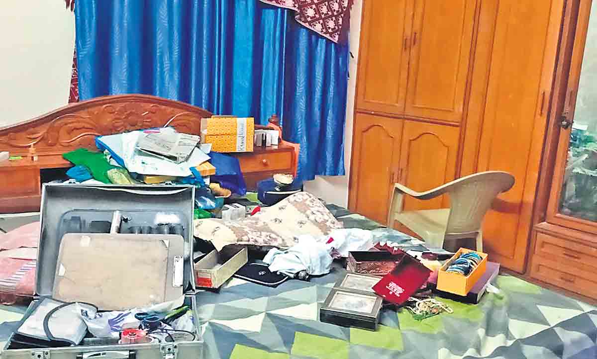అటు తండ్రి మృతి.. ఇటు ఇంట్లో చోరీ