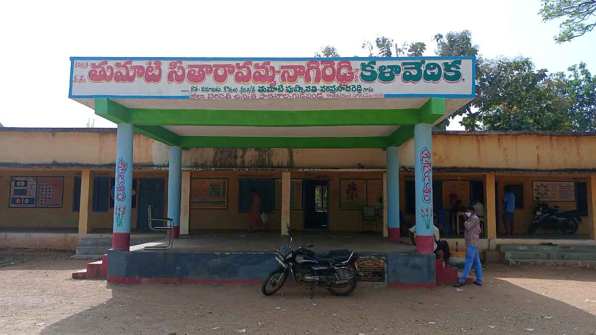 దాతలు దిద్దిన స్కూళ్లు సర్కారు