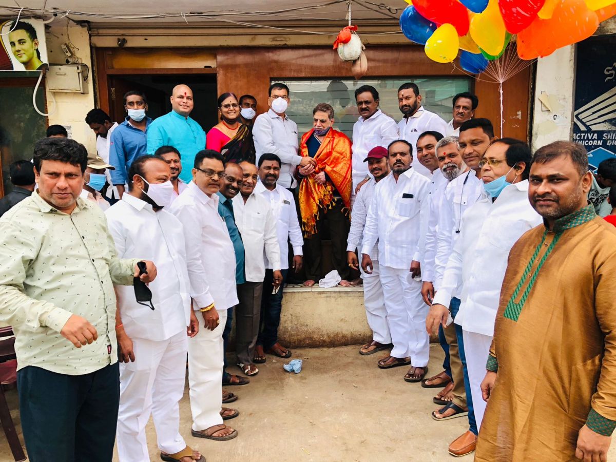 100 years | శ‌తాధిక వృద్ధున్ని సన్మానించిన ఎమ్మెల్యే కాలేరు వెంకటేశ్‌