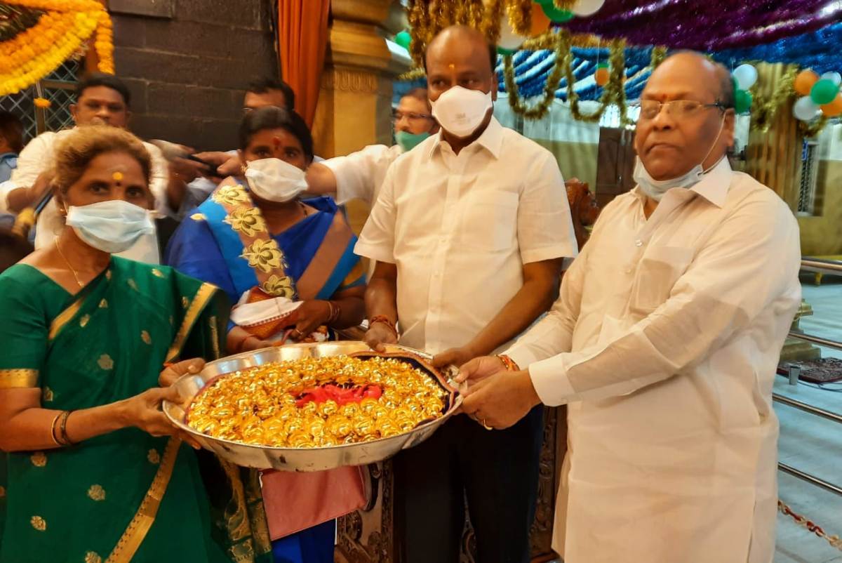 Golden flowers | దిల్‌సుఖ్‌నగర్‌ షిర్డీ సాయిబాబాకు స్వర్ణ పుష్పార్చన