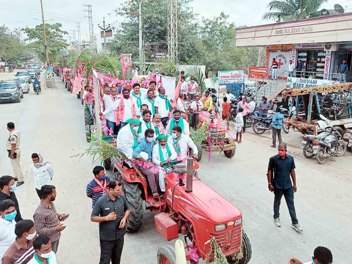 Tractor : ట్రాక్టర్‌ వెనుక ట్రాక్టర్‌ కట్టి.. మొయినాబాద్‌లో ర్యాలీ..