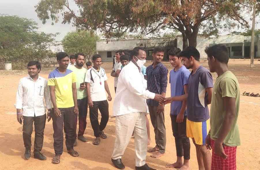 చదువుతోపాటు క్రీడల్లో రాణించాలి