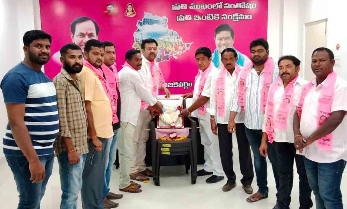 జాతిపిత మహాత్మా గాంధీకి ఘన నివాళి