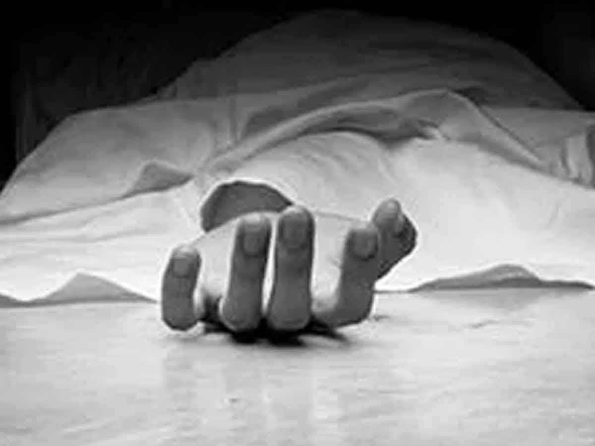 కోర్టు సమీపంలో లెక్చరర్‌ ఆత్మహత్య..