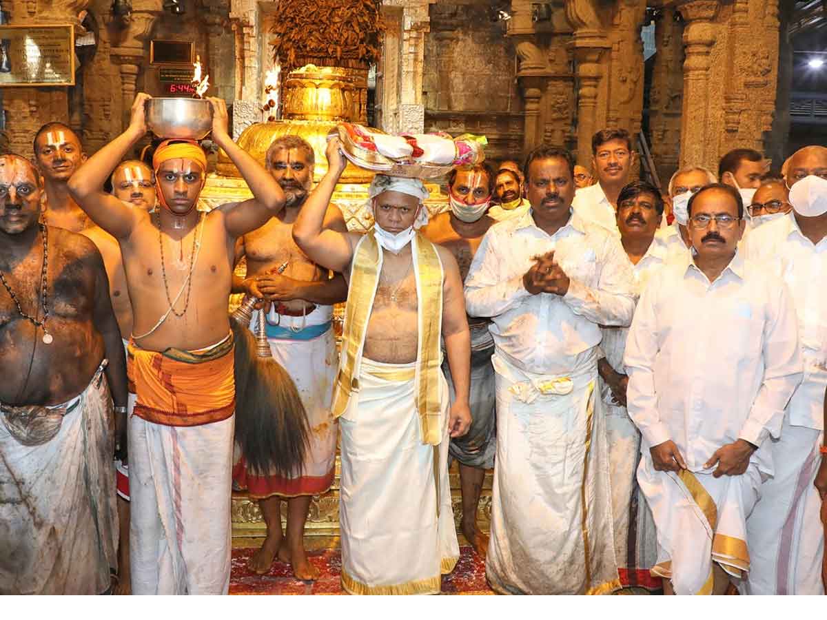 శ్రీవారి సన్నిధిలో వైభవంగా కోయిల్‌ ఆళ్వార్‌ తిరమంజనం..