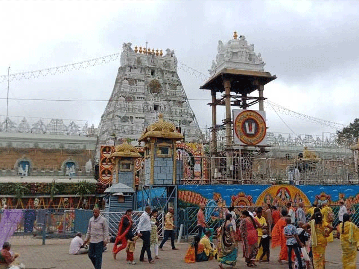 తిరుమలలో నకిలీ టికెట్లతో భక్తులను మోసం చేసిన వారిపై కేసు..