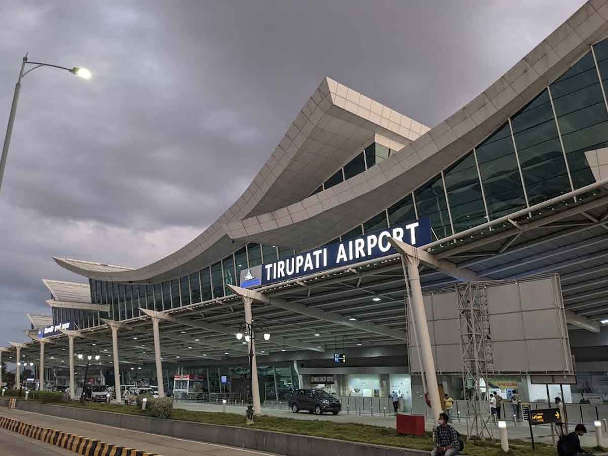 తిరుపతిలో స్పైస్‌జెట్‌ విమానానికి ల్యాండింగ్‌ నిరాకరణ..