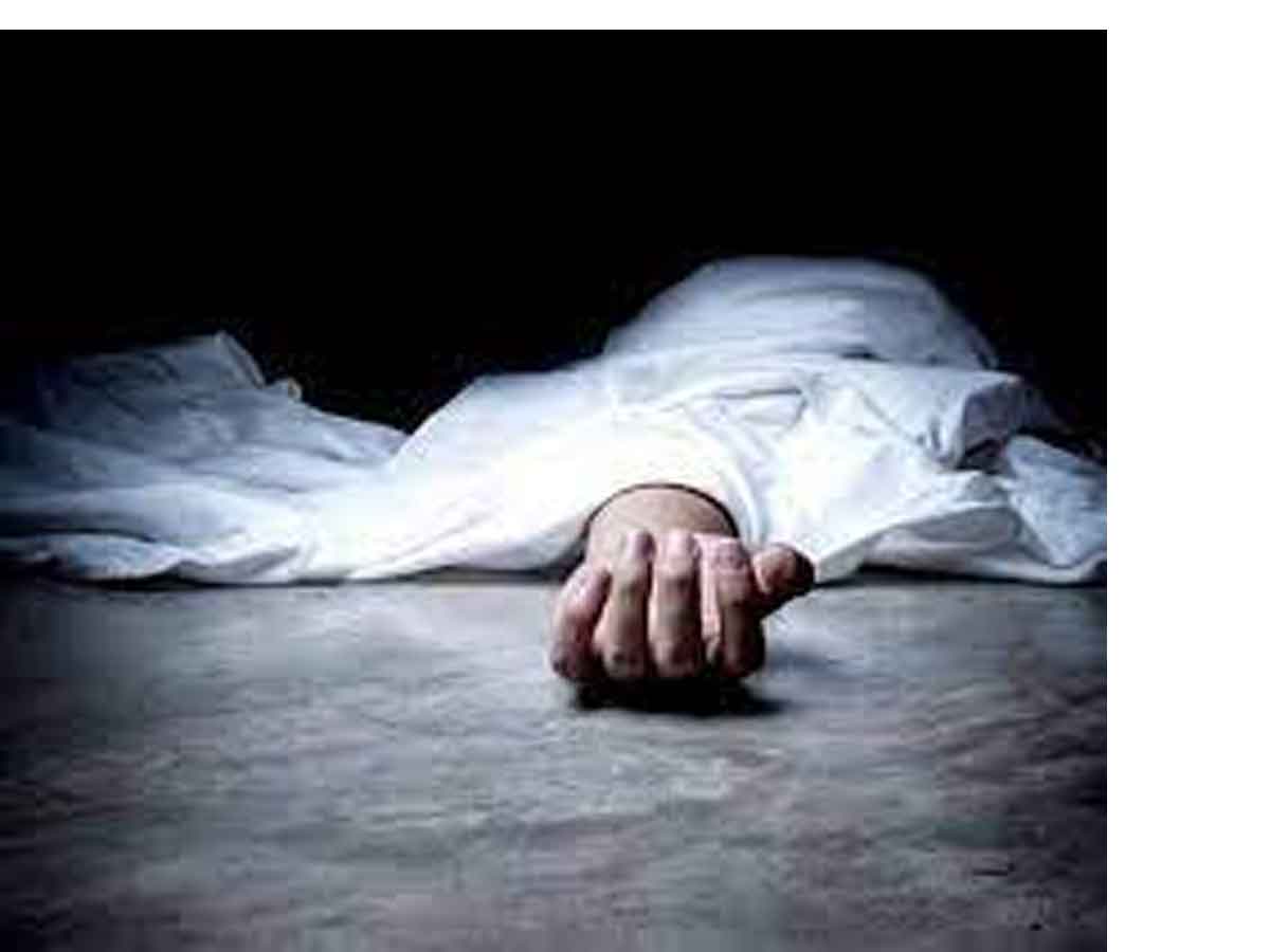 మహిళా వాలంటీర్‌ను కాపాడి .. ప్రమాదంలో చిక్కి వార్డు కౌన్సిలర్‌ మృతి