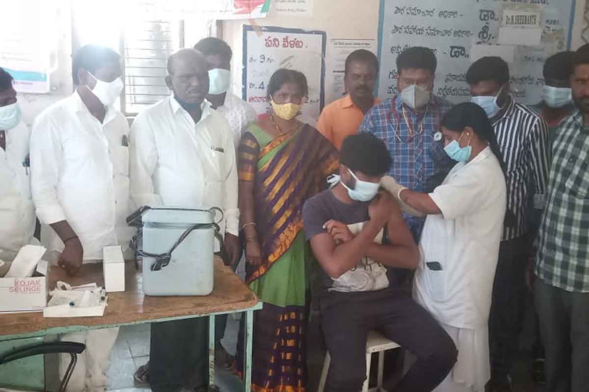 టీనేజర్లకు టీకా