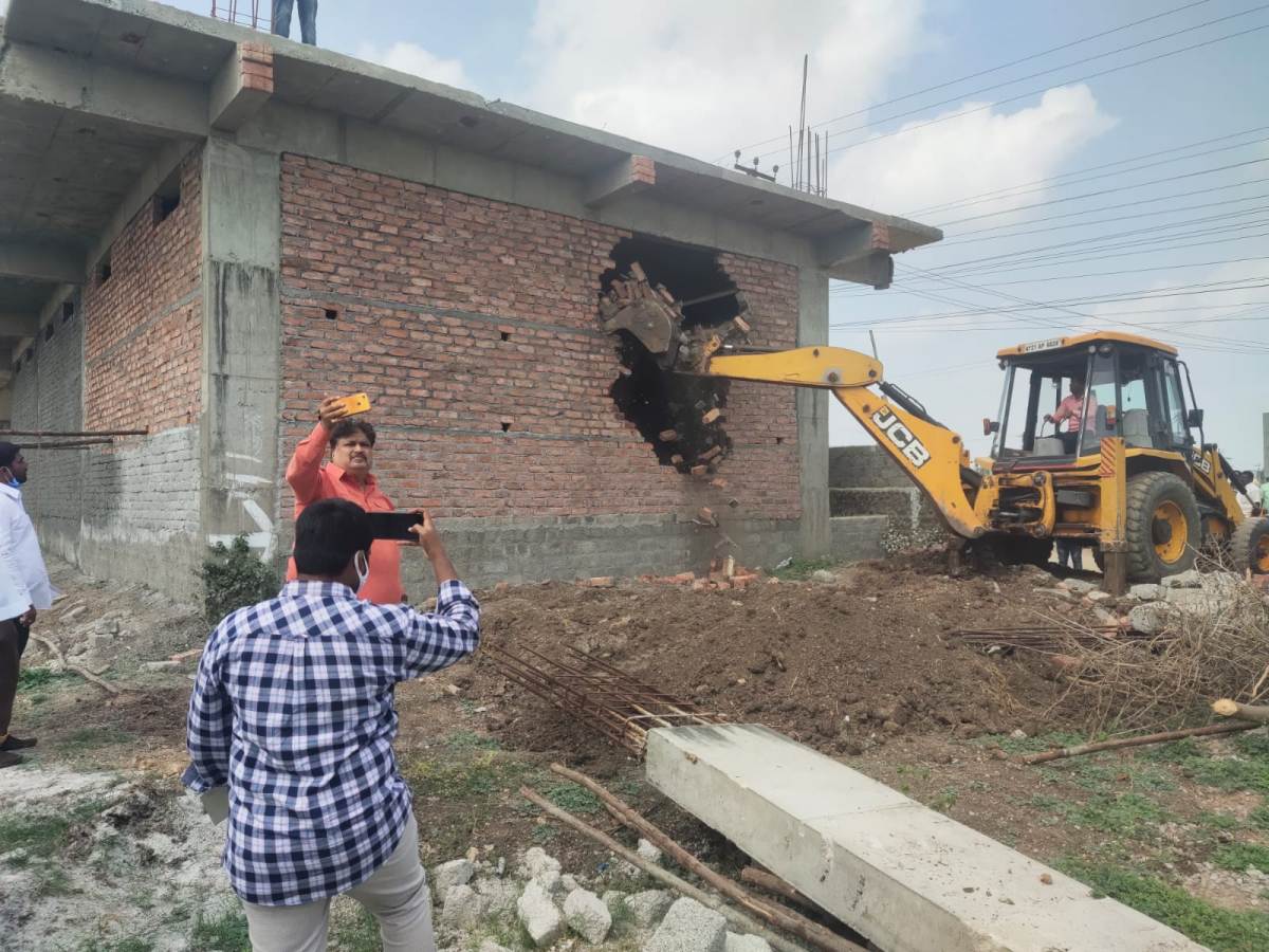 Illegal structures | నాదర్‌గుల్‌.. మల్లాపూర్‌లో అక్రమ నిర్మాణాల కూల్చివేత