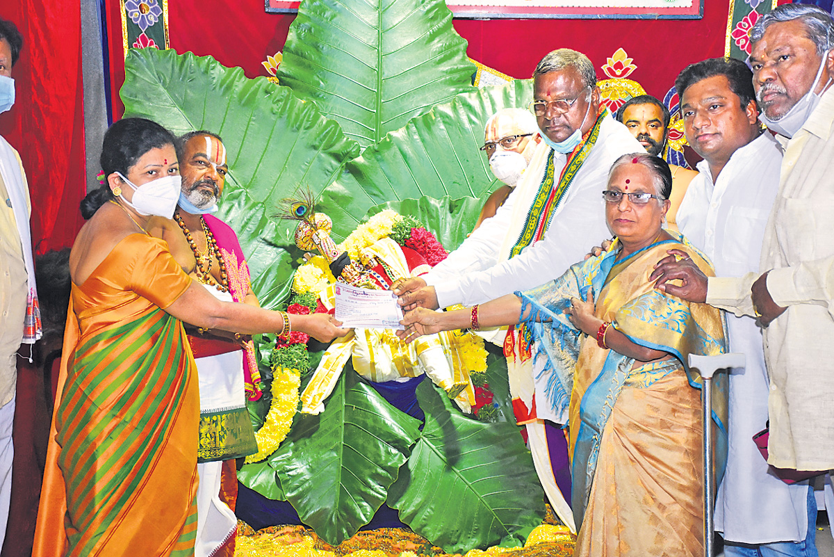 యాదాద్రి స్వర్ణతాపడానికి రూ.50 లక్షల విరాళం