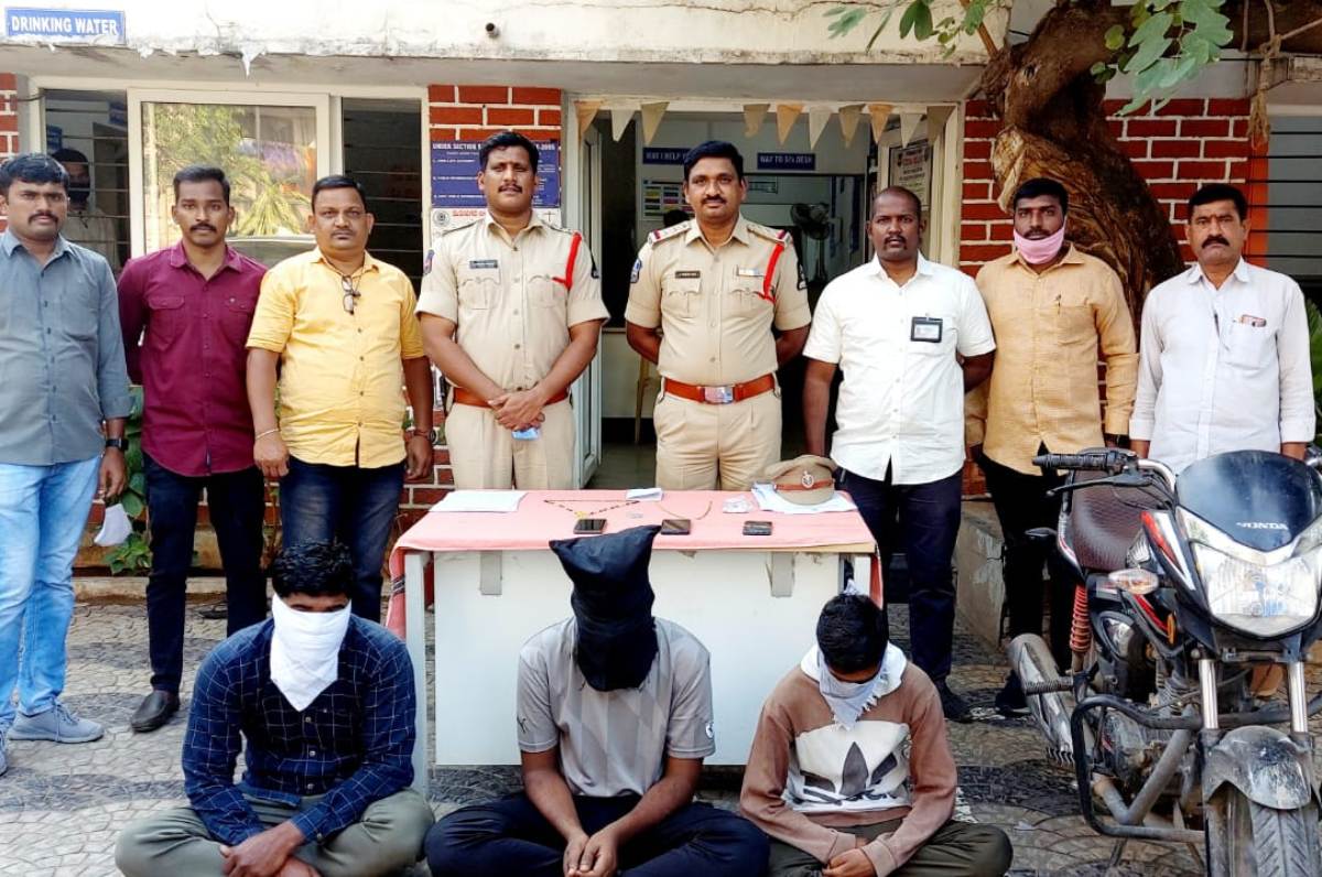 Thieves arrested | బంగారు ఆభరణాలు దోచుకున్న ముఠా అరెస్ట్‌