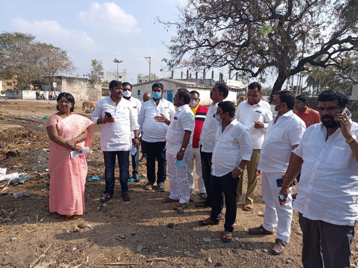 Pashu sankranthi | పశుసంక్రాంతి ఏర్పాట్లను పరిశీలించిన పాలకవర్గ సభ్యులు