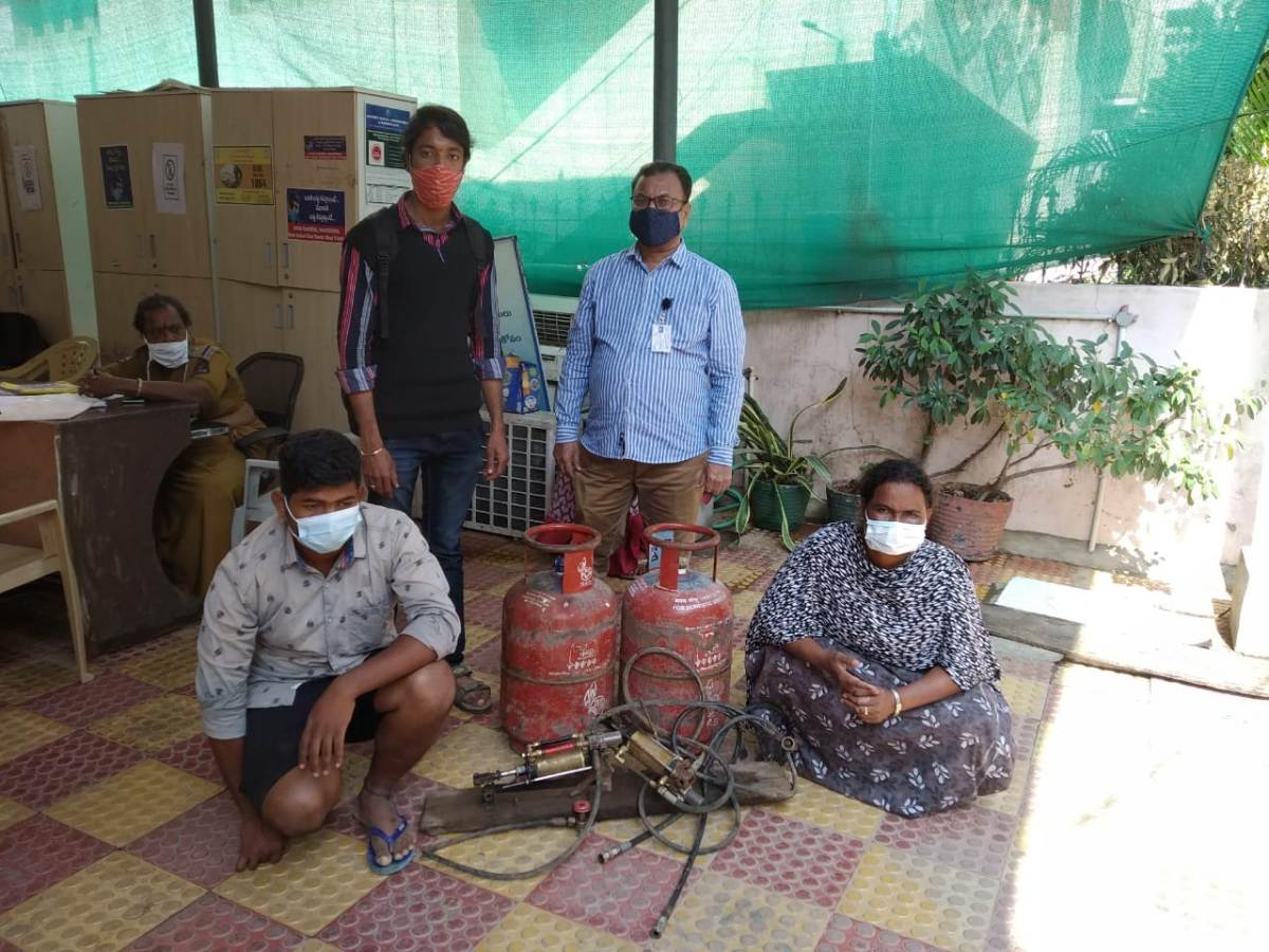 Gas Refilling | గ్యాస్ రీఫిల్లింగ్‌ చేస్తున్న ఇద్దరి అరెస్ట్‌..సిలిండర్లు స్వాధీనం