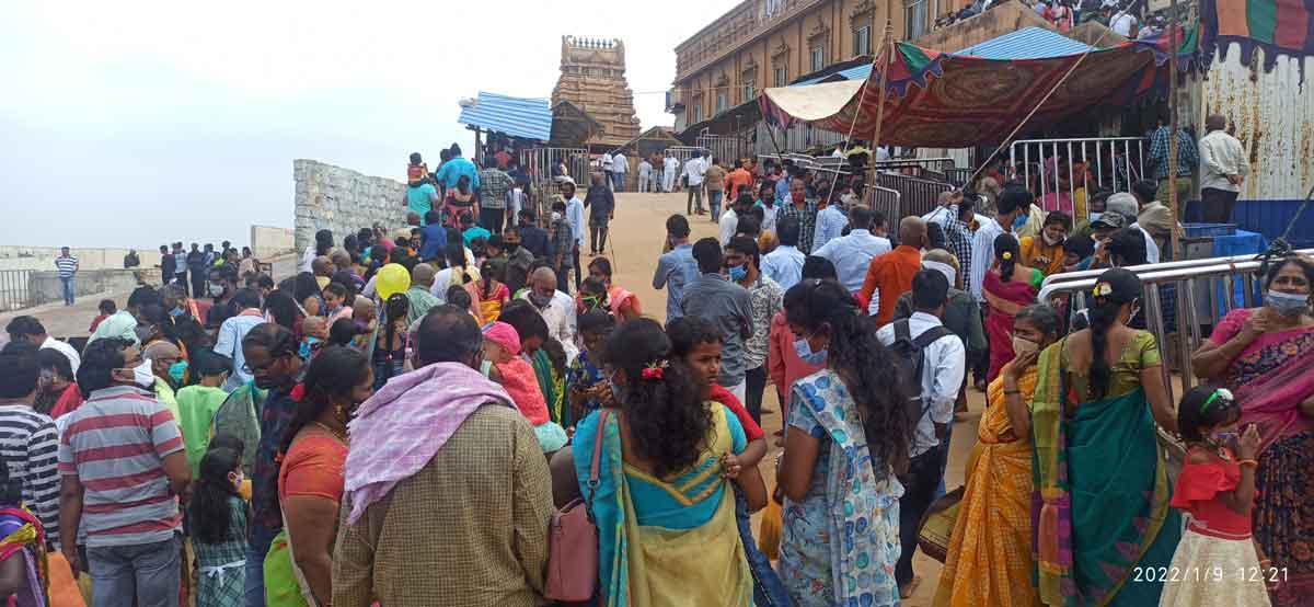 యాదాద్రిలో భక్తజన సందడి