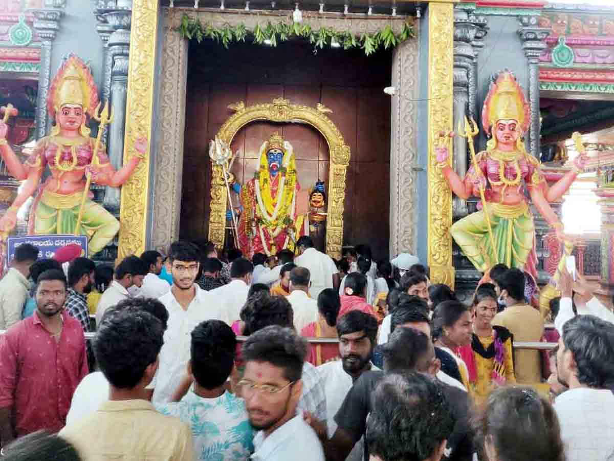 Maisigandi temple : మైసిగండి ఆలయానికి పొటెత్తిన భక్తజనం..
