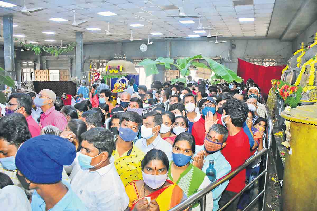 కొత్త సంవత్సరం వేళ ఆలయాలు కిటకిట