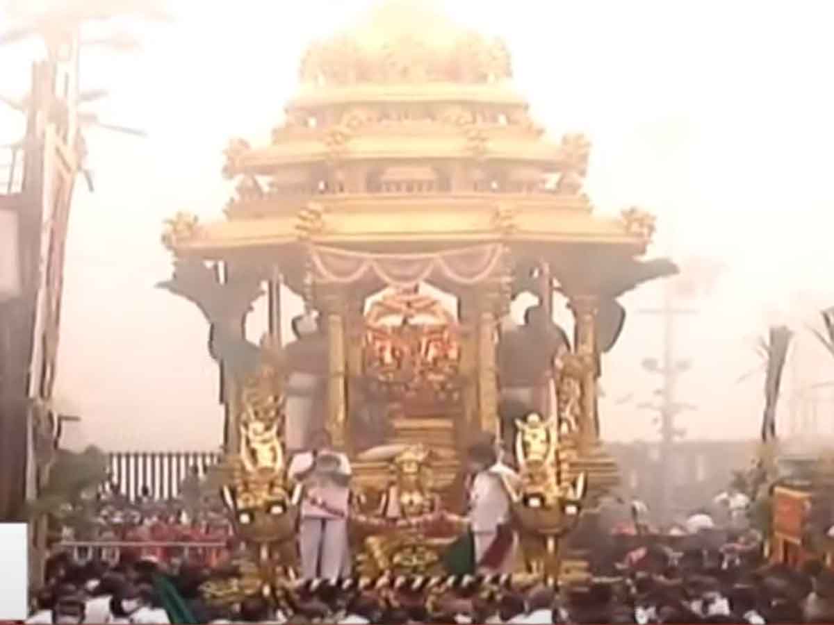 మాడవీధుల్లో స్వర్ణరథంపై ఊరేగిన శ్రీదేవి, భూదేవి సమేత శ్రీమలయప్పస్వామి..