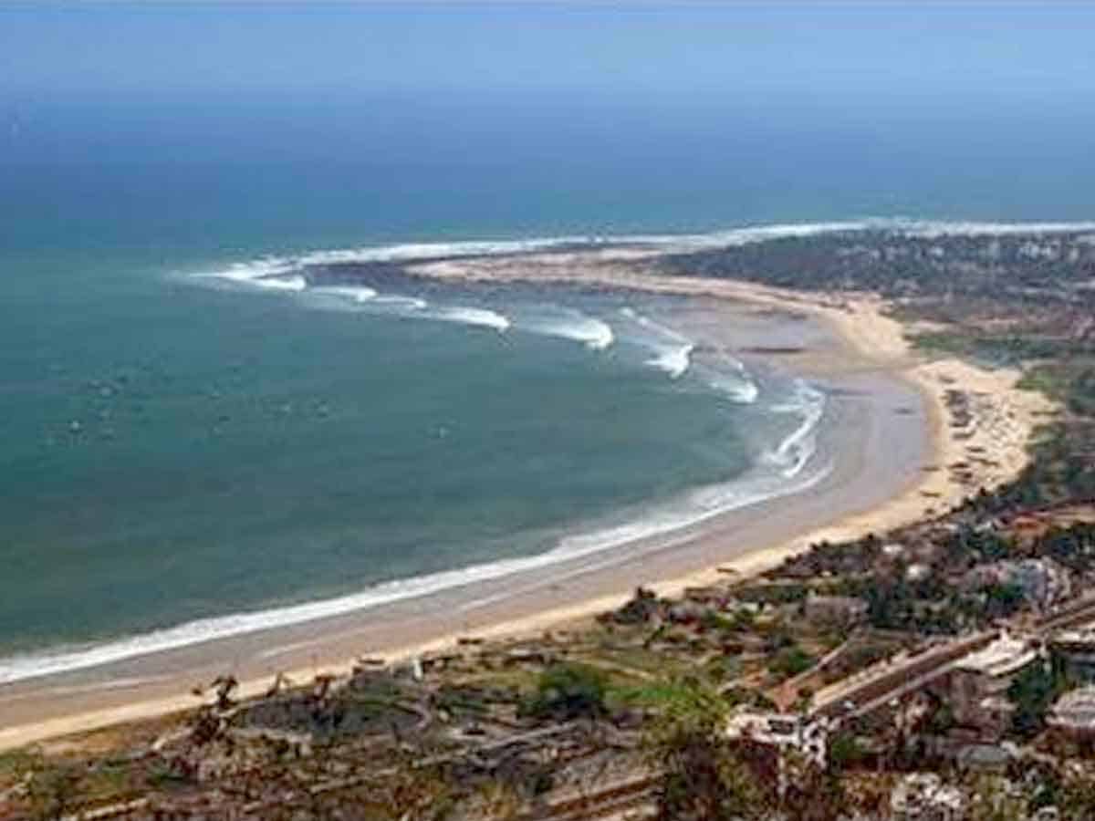 ఆర్కే బీచ్‌లో గల్లంతైన హైదరాబాద్‌వాసుల ఆచూకీ కోసం ముమ్మర గాలింపు..