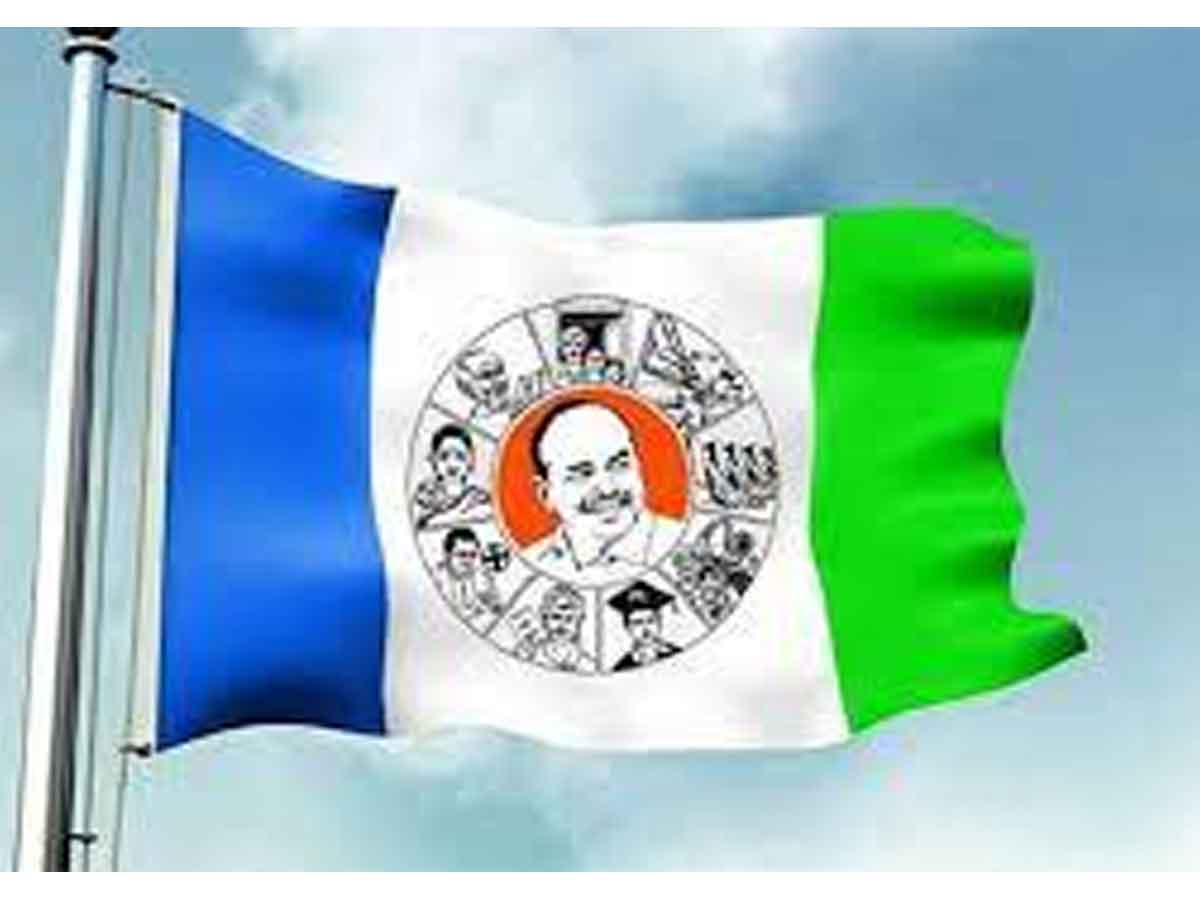 ఫ్లెక్సీలో ఫోటో లేదని.. కొట్టుకున్న వైసీపీ శ్రేణులు