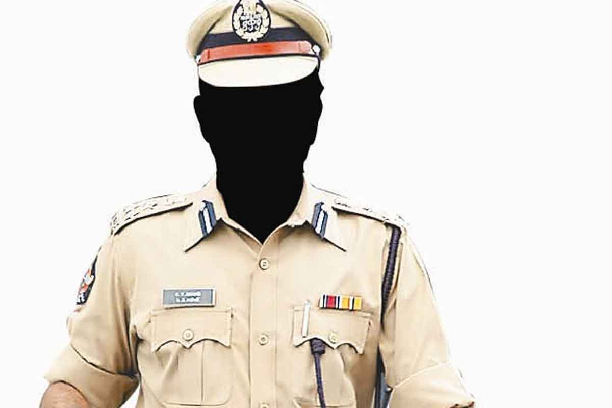 వివాదాల్లో ఖాకీలు..