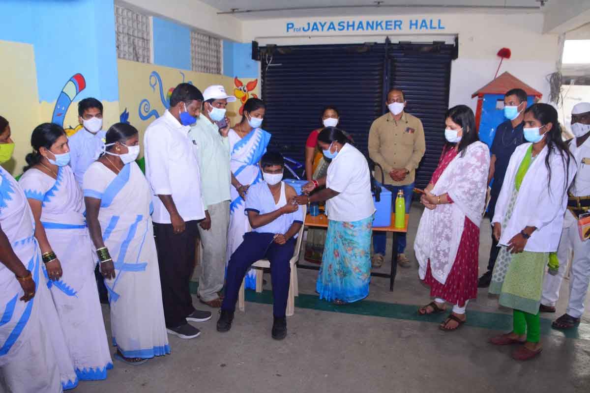 అర్హులందరికీ టీకా వేయించాలి