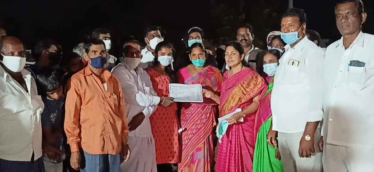 తల్లిదండ్రులను కోల్పోయిన హారికకు భరోసా