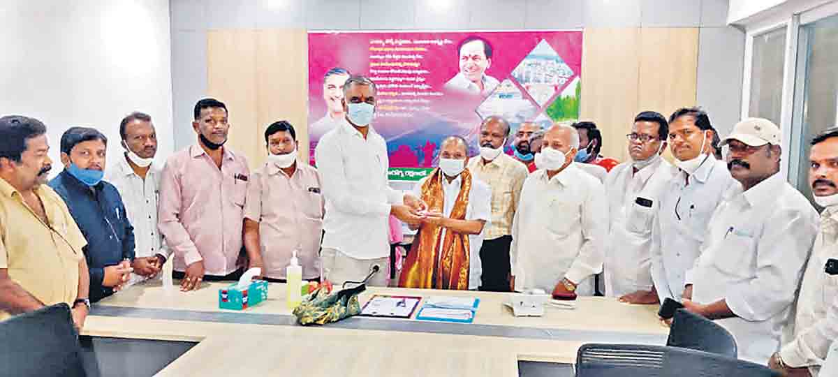 యాదాద్రికి 8 తులాల బంగారం