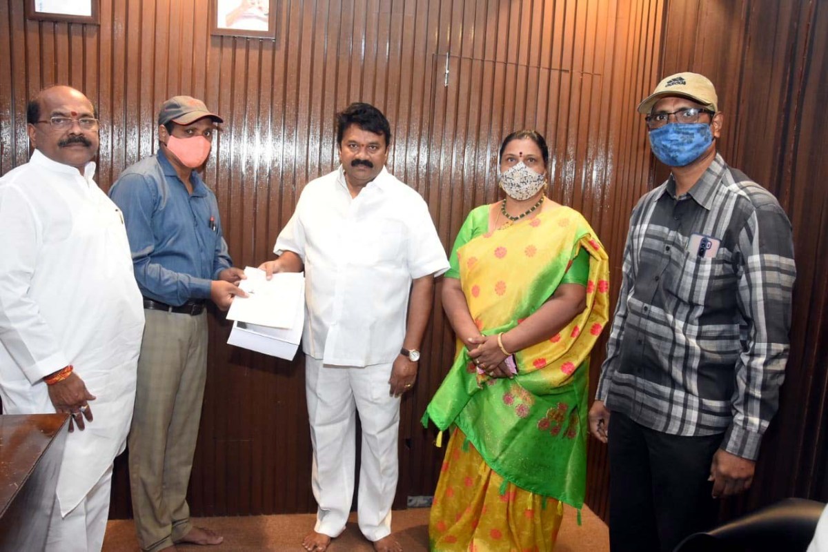 Cm relief fund | సీఎం రిలీఫ్‌ చెక్కు అందజేత