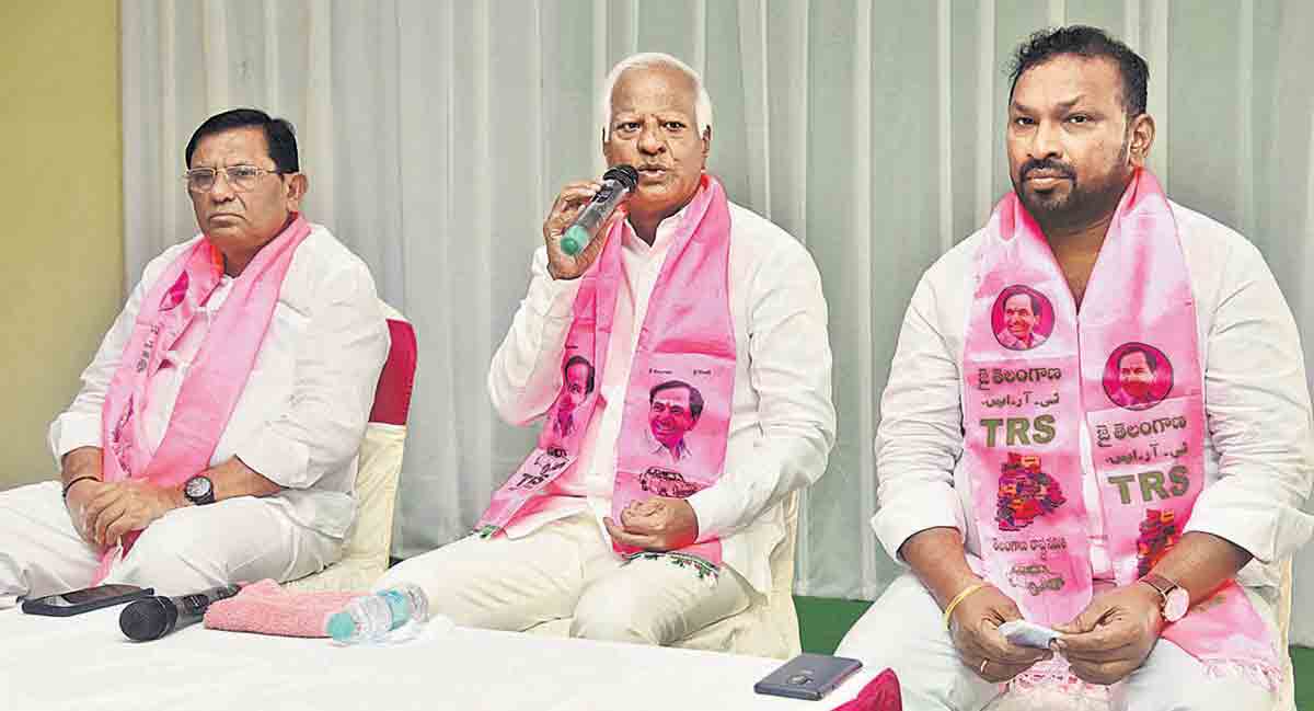 మోదీ ఇంటిముందు ధర్నా చెయ్‌