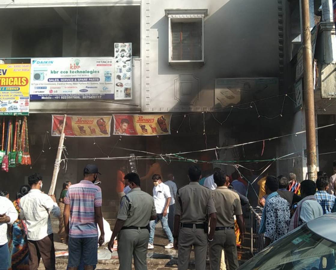 Short circuit | షార్ట్ స‌ర్క్యూట్‌తో ఫుట్‌వేర్‌ షాపు దగ్ధం