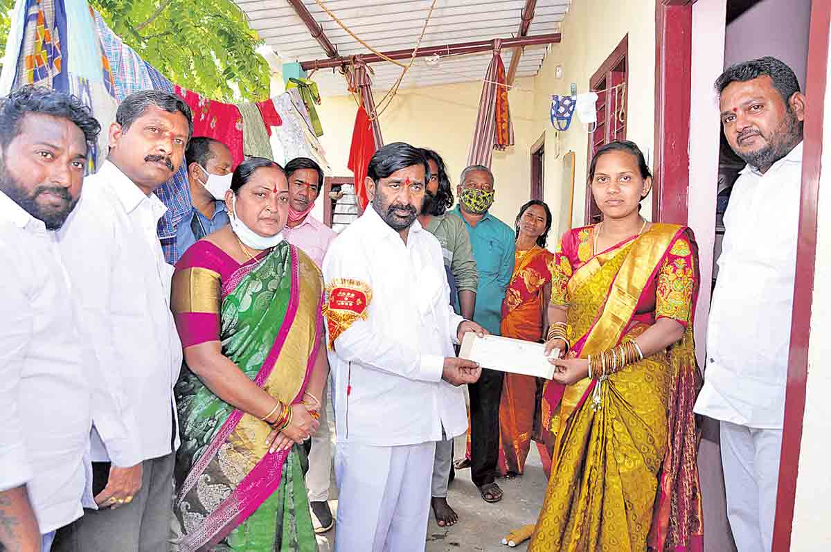 పేదలకు చేరిన పెండ్లి కట్నం