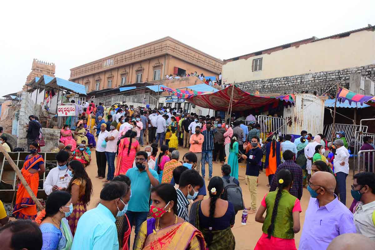 యాదాద్రిలో నిత్యపూజల కోలాహలం