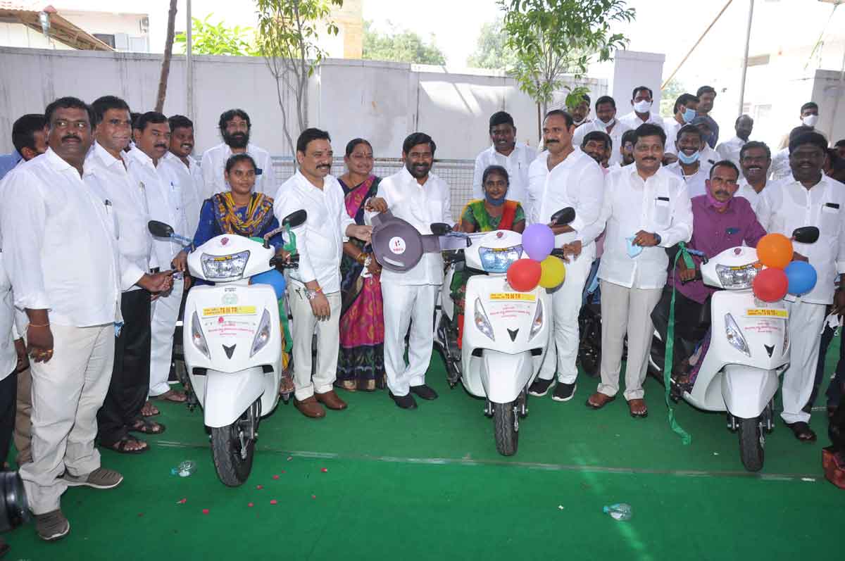 దివ్యాంగులు మనోధైర్యంతో ముందుకెళ్లాలి