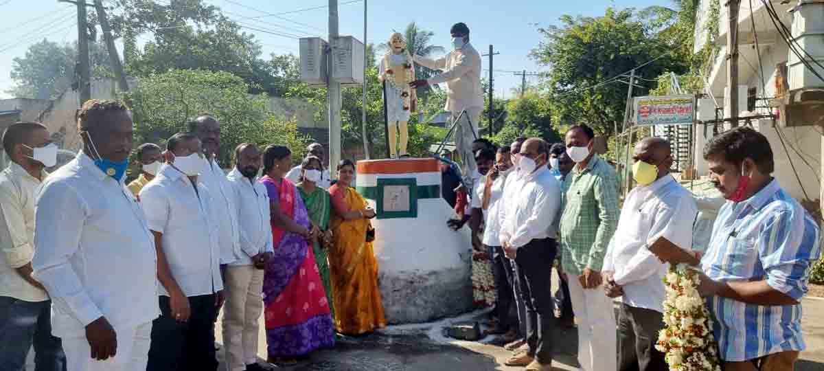 జాతిపితకు నివాళి