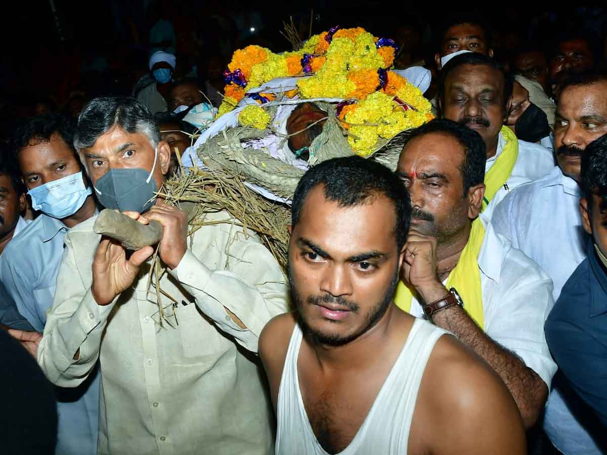 చంద్రయ్య పాడెను మోసిన చంద్రబాబు..