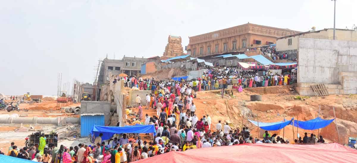 భక్త జన సందడి