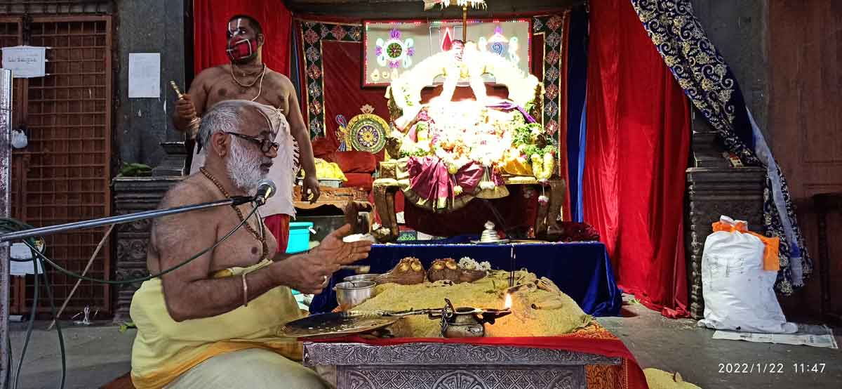 యాదాద్రిలో నిత్య పూజల కోలాహలం