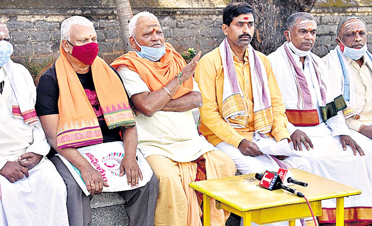 అర్చకులపై అసత్య ప్రచారం చేస్తే ఊరుకోం