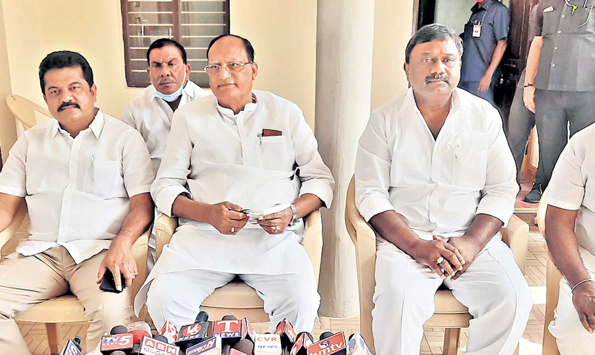 అందరికీ ఆంగ్ల బోధన బీజేపీకి ఇష్టంలేదు